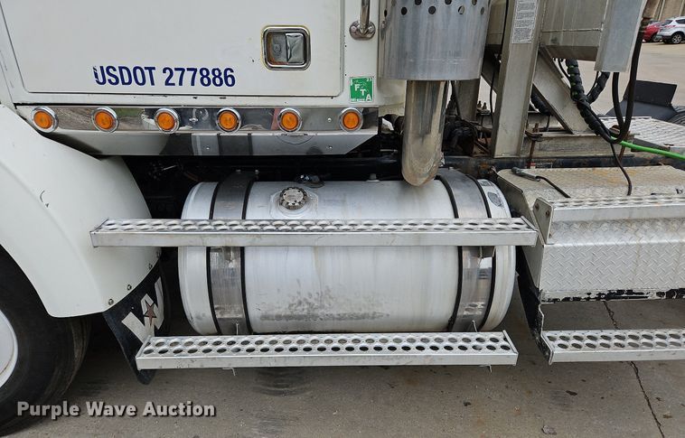 image for item NZ9041 2011 Western Star 4900EX  semi truck