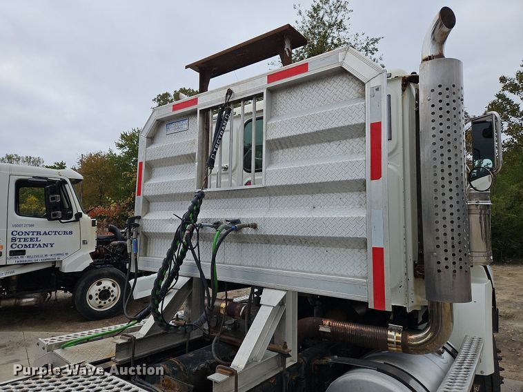 image for item NZ9041 2011 Western Star 4900EX  semi truck