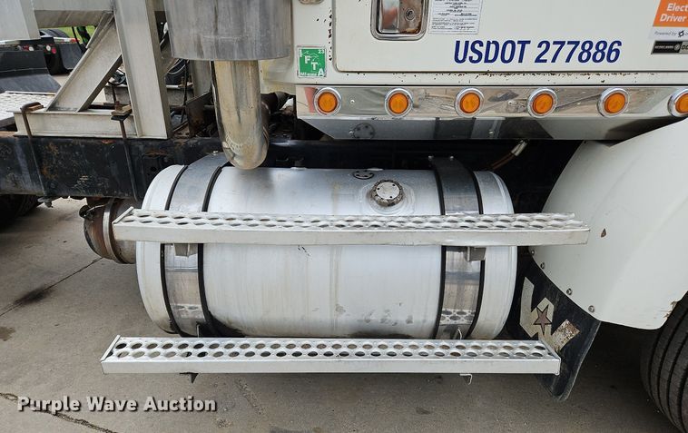 image for item NZ9041 2011 Western Star 4900EX  semi truck