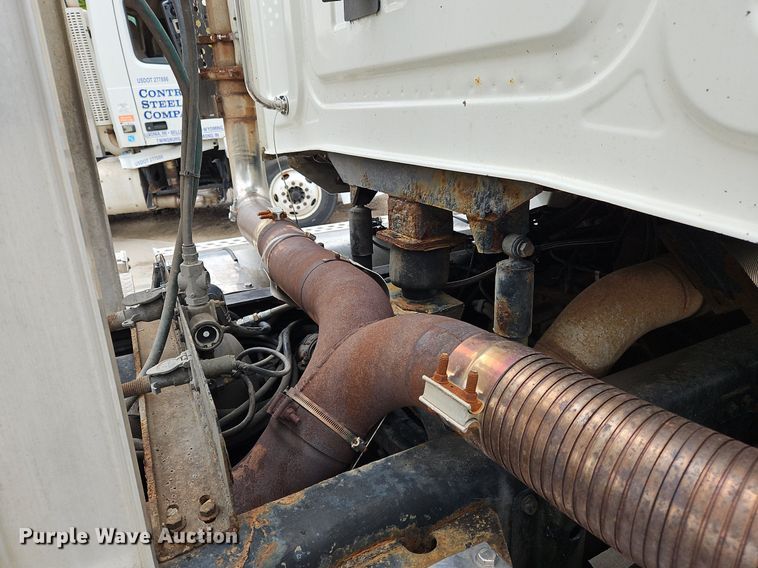 image for item NZ9041 2011 Western Star 4900EX  semi truck