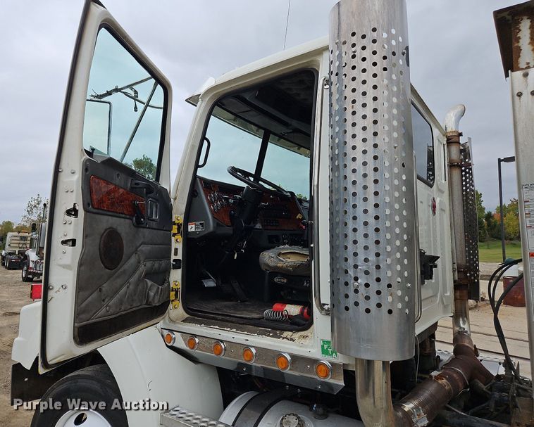 image for item NZ9041 2011 Western Star 4900EX  semi truck