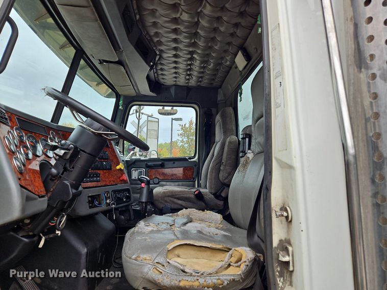 image for item NZ9041 2011 Western Star 4900EX  semi truck