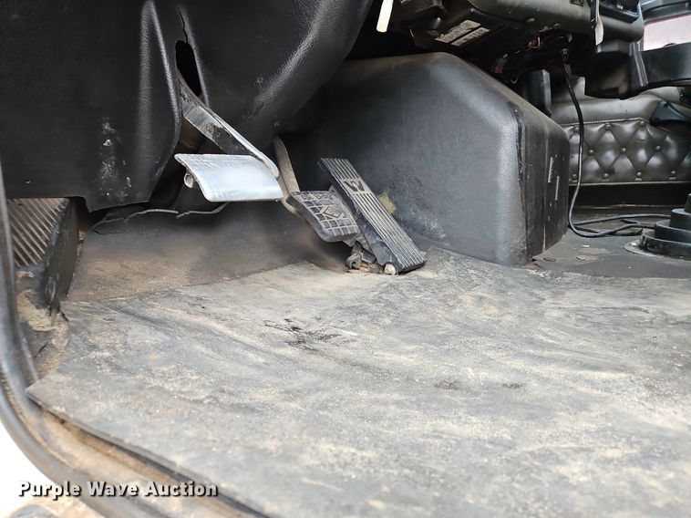 image for item NZ9041 2011 Western Star 4900EX  semi truck