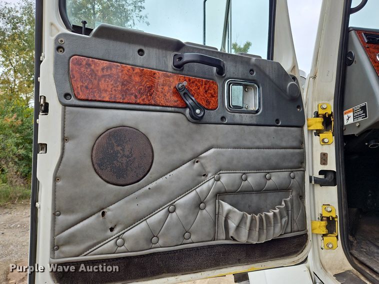 image for item NZ9041 2011 Western Star 4900EX  semi truck