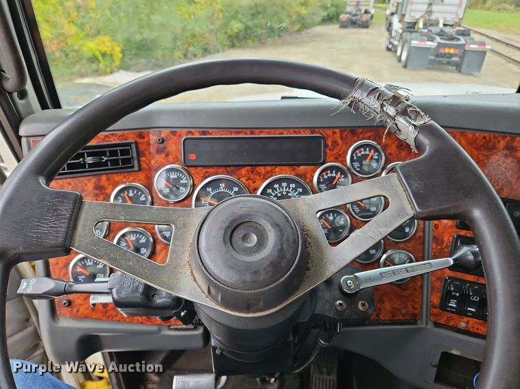 image for item NZ9041 2011 Western Star 4900EX  semi truck