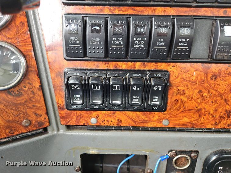 image for item NZ9041 2011 Western Star 4900EX  semi truck