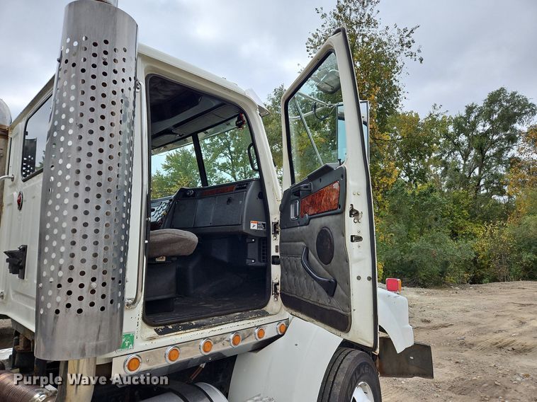 image for item NZ9041 2011 Western Star 4900EX  semi truck