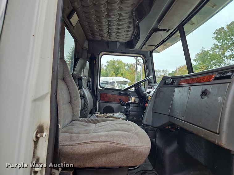 image for item NZ9041 2011 Western Star 4900EX  semi truck