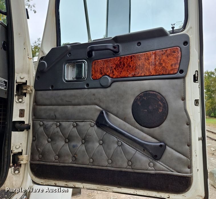 image for item NZ9041 2011 Western Star 4900EX  semi truck