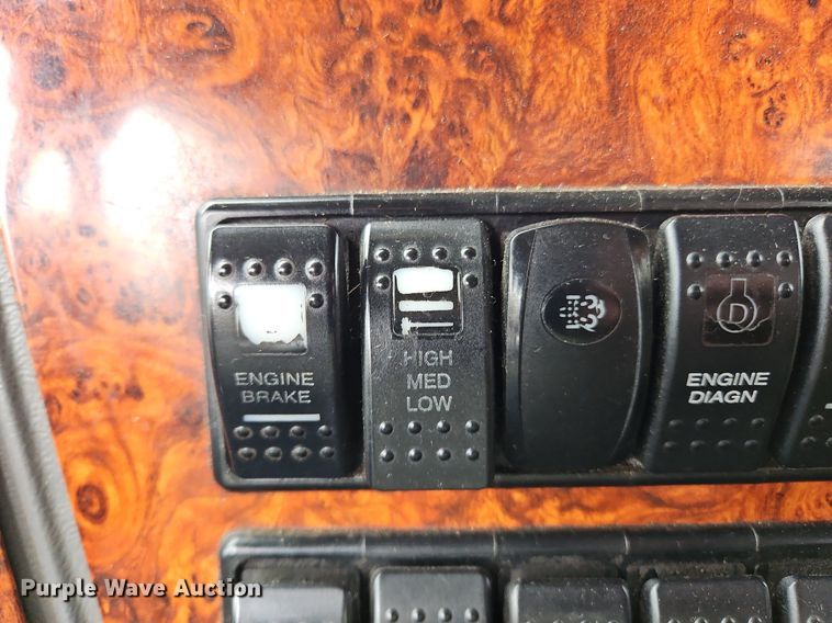 image for item NZ9041 2011 Western Star 4900EX  semi truck