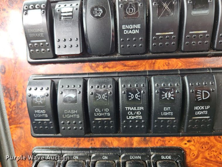 image for item NZ9041 2011 Western Star 4900EX  semi truck