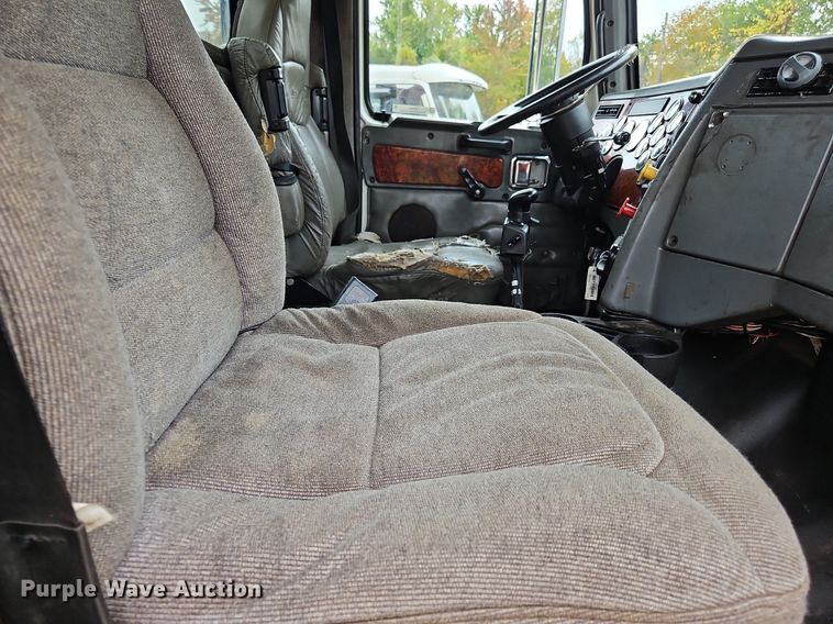 image for item NZ9041 2011 Western Star 4900EX  semi truck