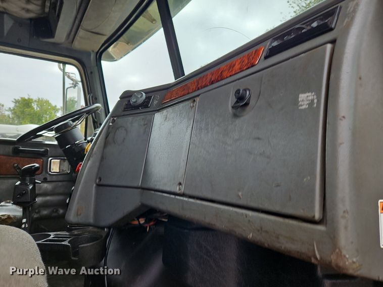 image for item NZ9041 2011 Western Star 4900EX  semi truck