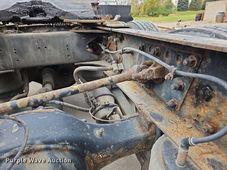 image for item NZ9041 2011 Western Star 4900EX  semi truck