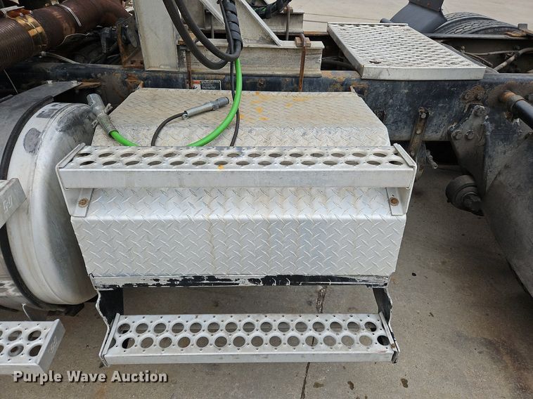 image for item NZ9041 2011 Western Star 4900EX  semi truck