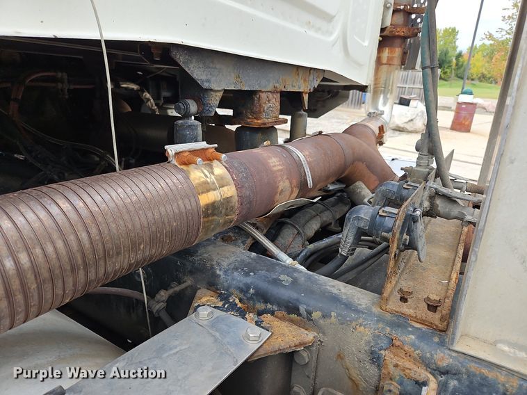 image for item NZ9041 2011 Western Star 4900EX  semi truck