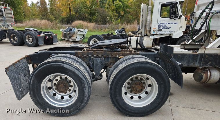 image for item NZ9041 2011 Western Star 4900EX  semi truck