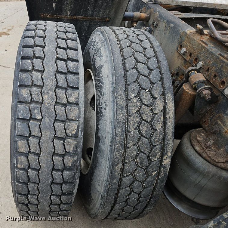 image for item NZ9041 2011 Western Star 4900EX  semi truck