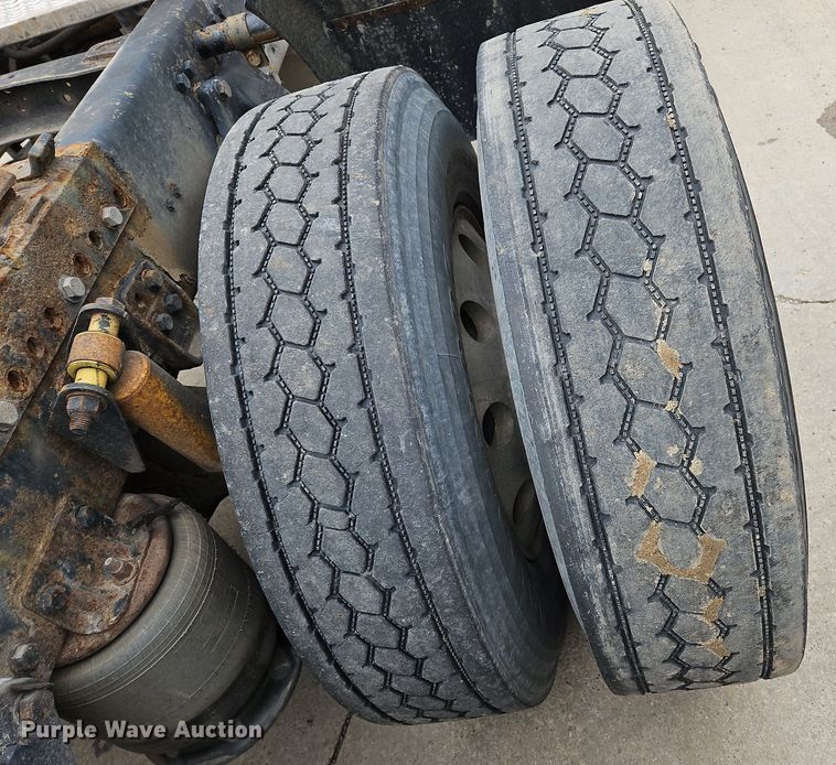 image for item NZ9041 2011 Western Star 4900EX  semi truck