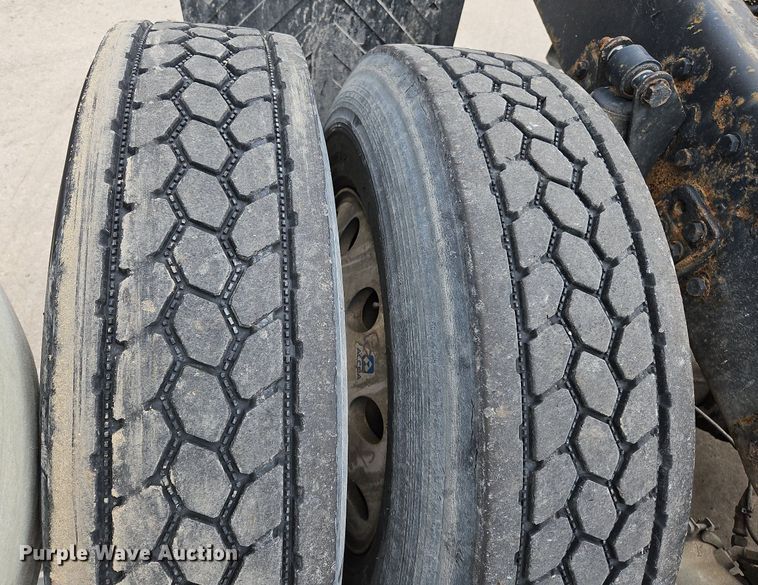 image for item NZ9041 2011 Western Star 4900EX  semi truck