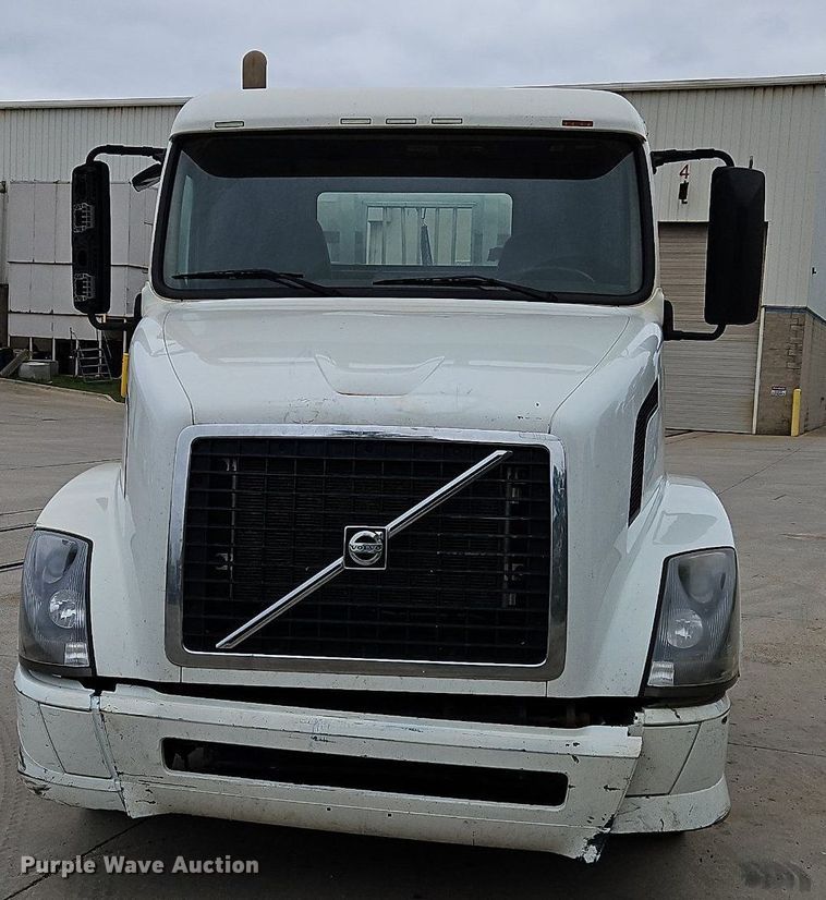 image for item NZ9042 2014 Volvo VNL  semi truck