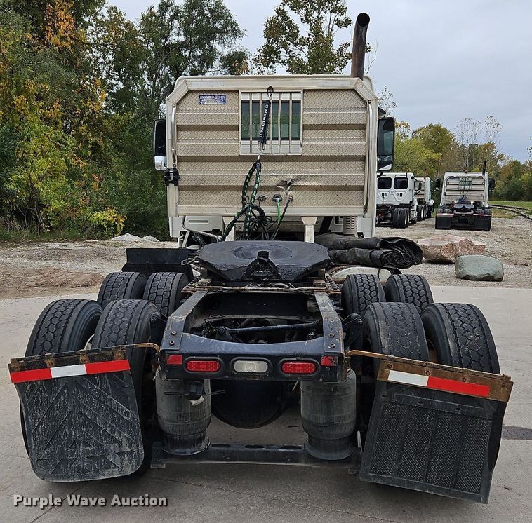 image for item NZ9042 2014 Volvo VNL  semi truck