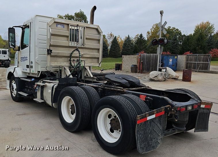 image for item NZ9042 2014 Volvo VNL  semi truck