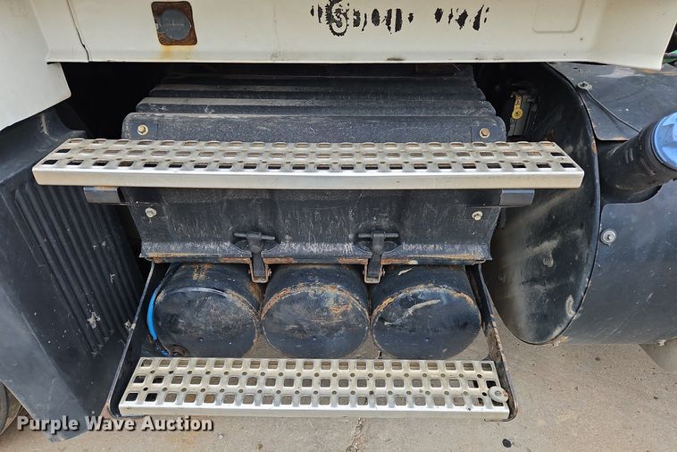 image for item NZ9042 2014 Volvo VNL  semi truck