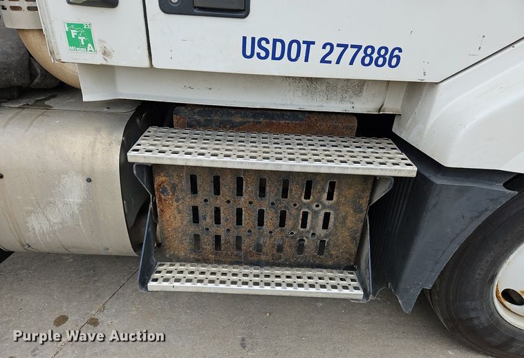 image for item NZ9042 2014 Volvo VNL  semi truck