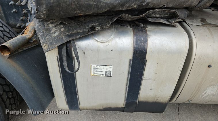 image for item NZ9042 2014 Volvo VNL  semi truck