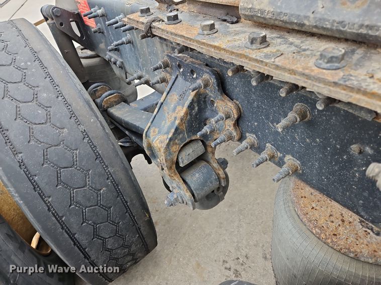 image for item NZ9042 2014 Volvo VNL  semi truck