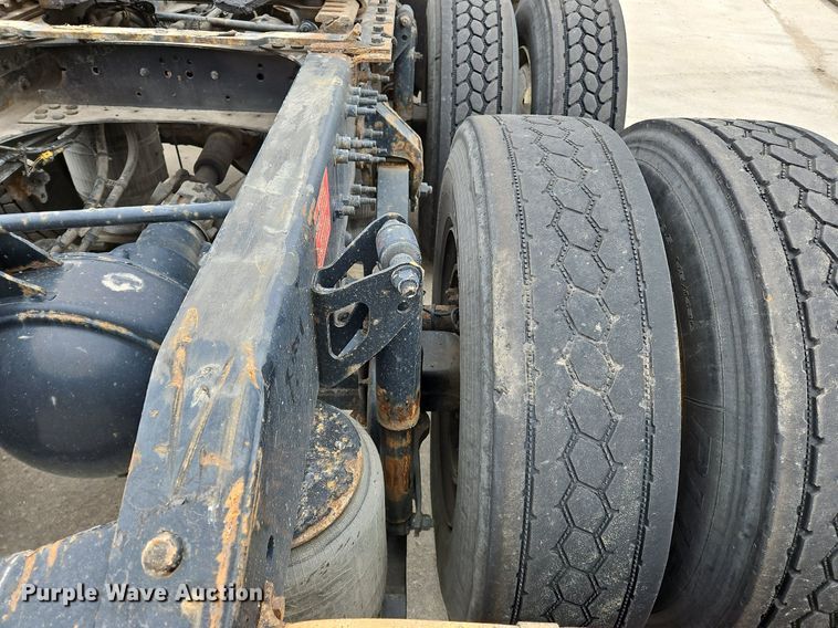 image for item NZ9042 2014 Volvo VNL  semi truck