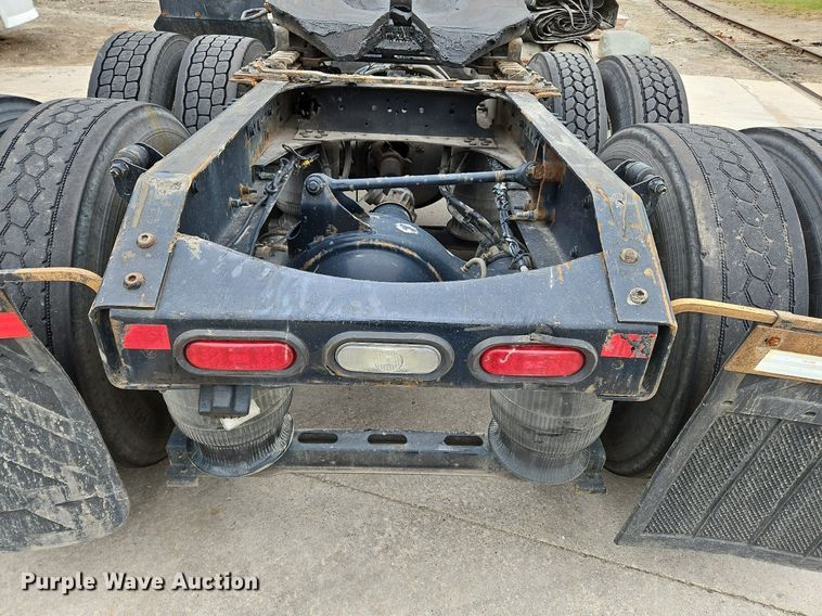 image for item NZ9042 2014 Volvo VNL  semi truck