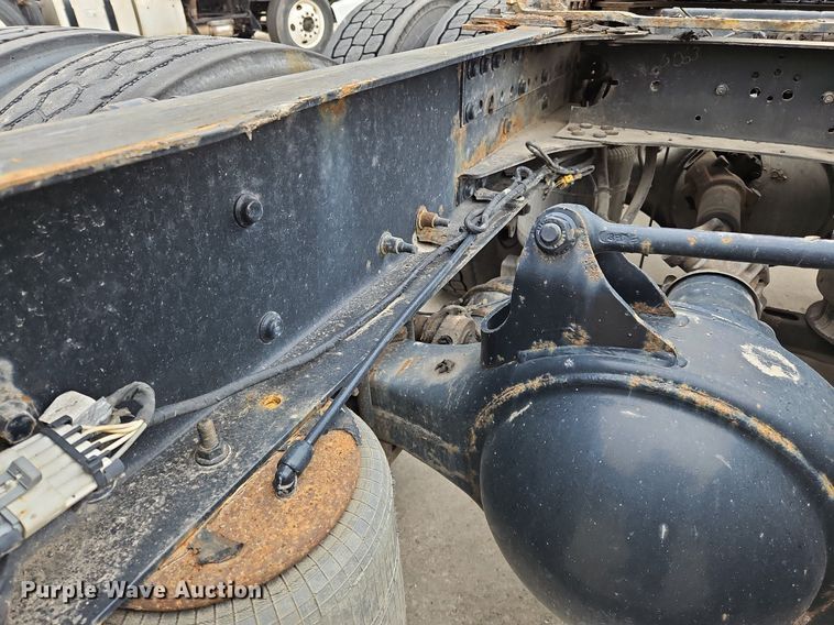 image for item NZ9042 2014 Volvo VNL  semi truck