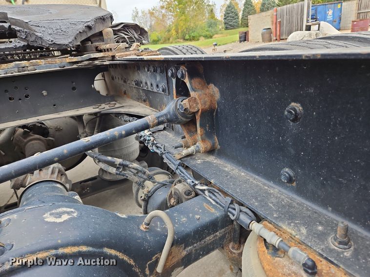 image for item NZ9042 2014 Volvo VNL  semi truck