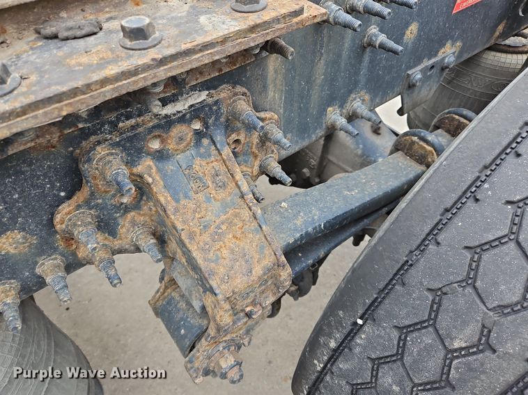 image for item NZ9042 2014 Volvo VNL  semi truck