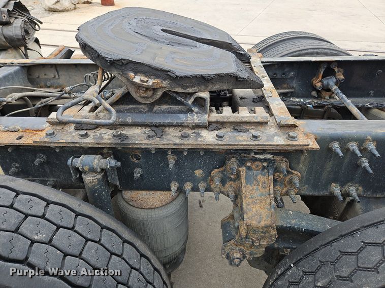 image for item NZ9042 2014 Volvo VNL  semi truck