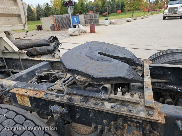 image for item NZ9042 2014 Volvo VNL  semi truck