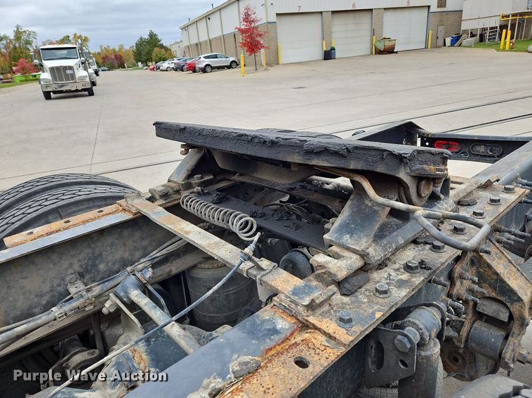 image for item NZ9042 2014 Volvo VNL  semi truck