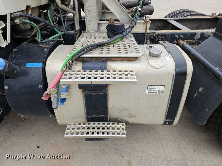 image for item NZ9042 2014 Volvo VNL  semi truck