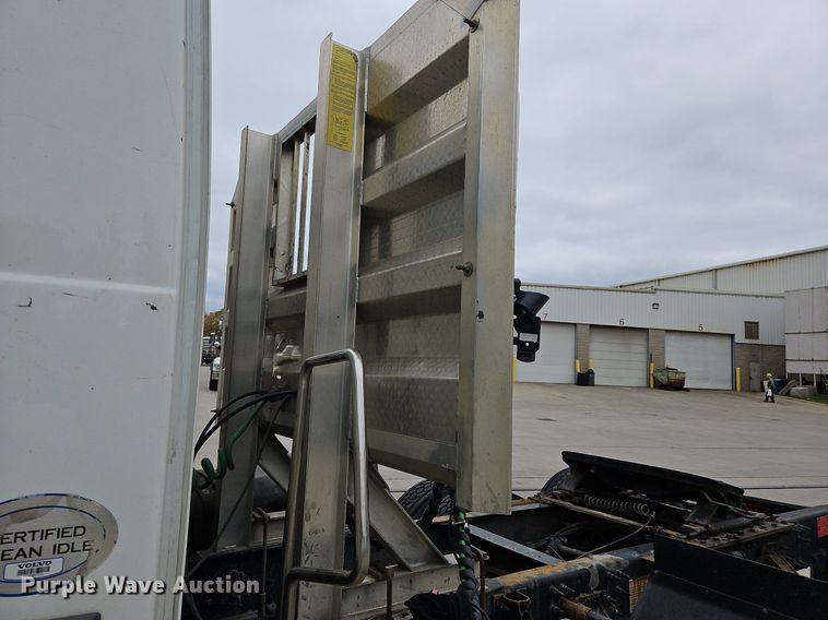 image for item NZ9042 2014 Volvo VNL  semi truck