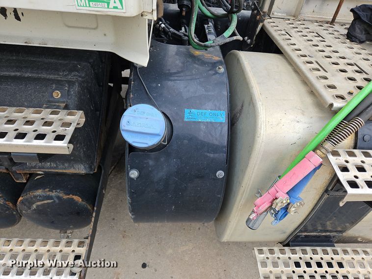 image for item NZ9042 2014 Volvo VNL  semi truck