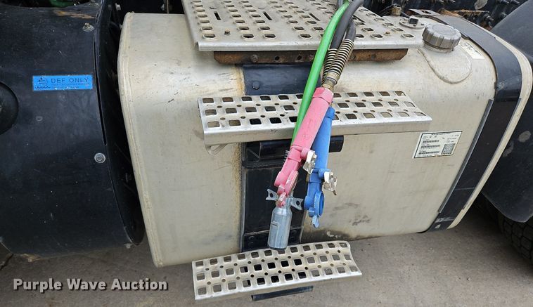 image for item NZ9042 2014 Volvo VNL  semi truck