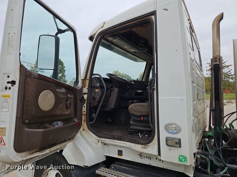 image for item NZ9042 2014 Volvo VNL  semi truck