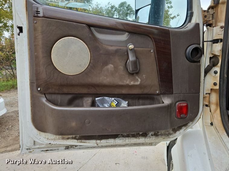 image for item NZ9042 2014 Volvo VNL  semi truck