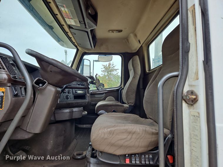 image for item NZ9042 2014 Volvo VNL  semi truck