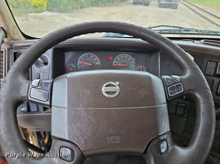 image for item NZ9042 2014 Volvo VNL  semi truck