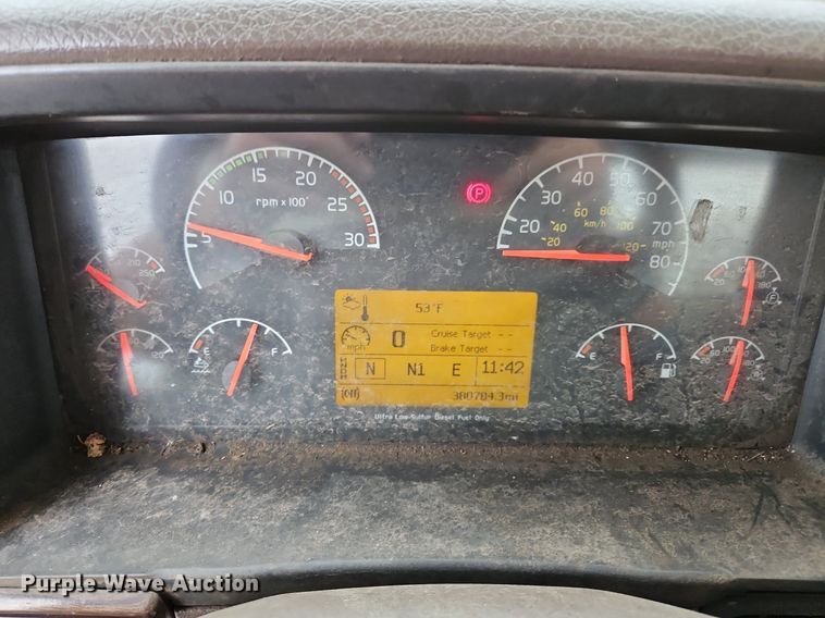 image for item NZ9042 2014 Volvo VNL  semi truck