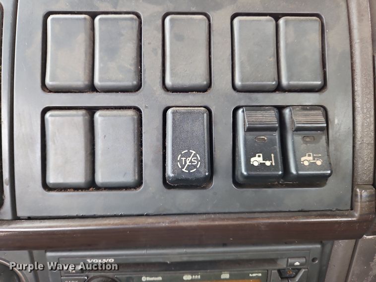 image for item NZ9042 2014 Volvo VNL  semi truck