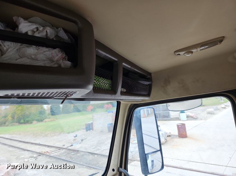 image for item NZ9042 2014 Volvo VNL  semi truck